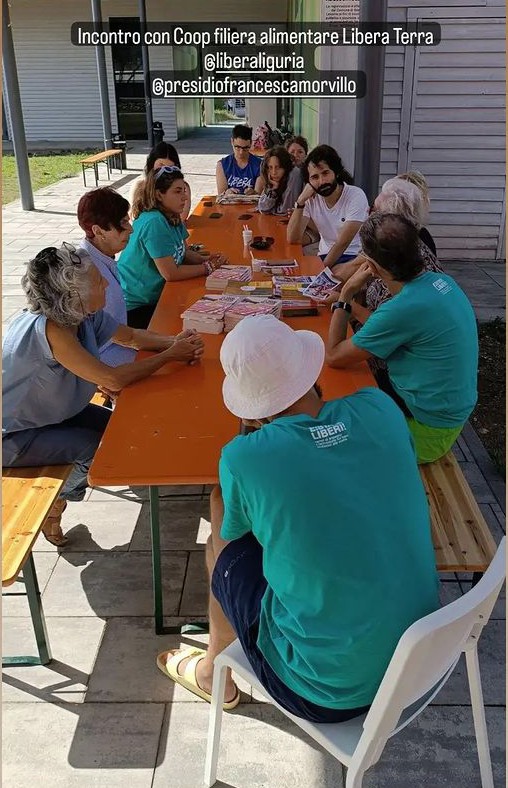 AD_eS_So's tweet photo. Finalmente i campisti possono scendere al mare e prepararsi all'ultimo pomeriggio di attività con Coop Liguria e Libera Terra. E poi con SPI CGIL per piantare nel giardino delle Casette Rosse il pesco in ricordo di Nicholas Green.
#memoriaeimpegno #liberaliguria https://t.co/MWyH0PI6Cs