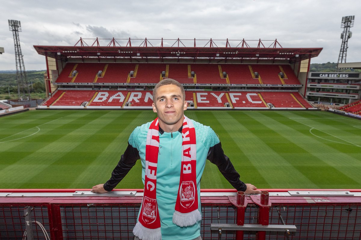 BarnsleyFC's tweet photo. 👊 Our new left wing-back! https://t.co/NHBT3czAGj