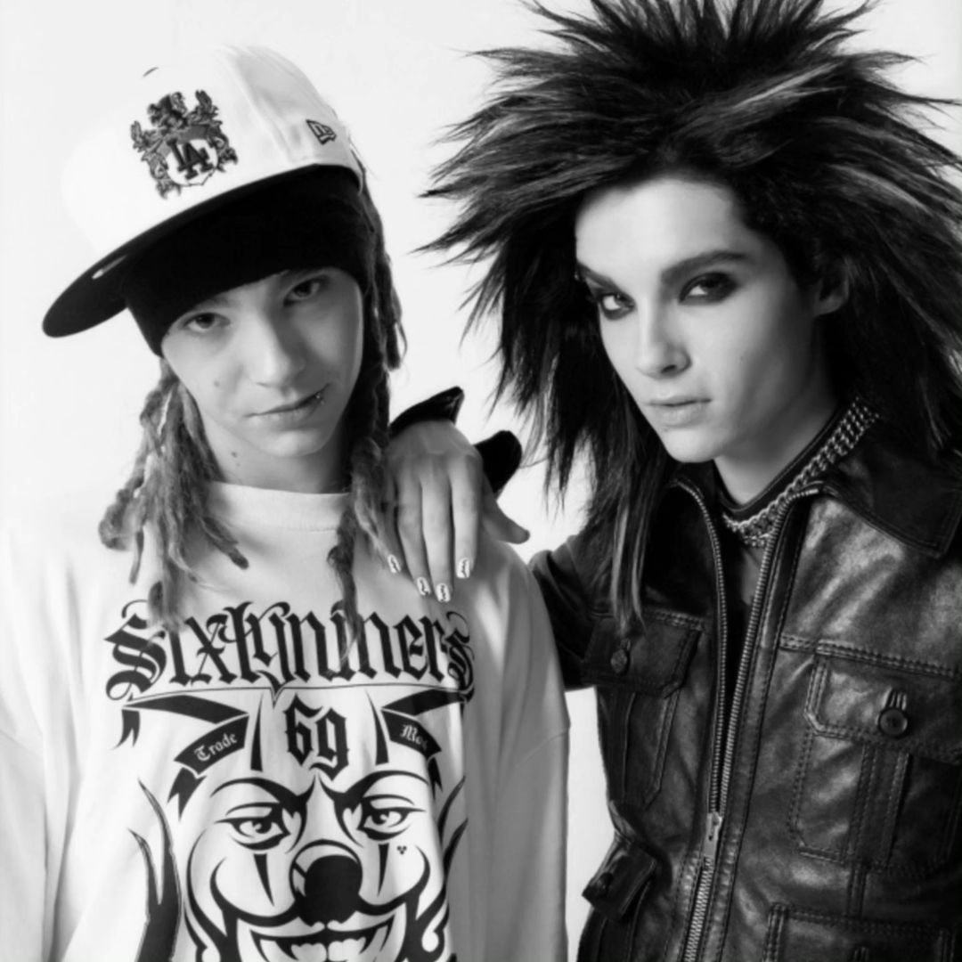 tokiohotel's tweet photo. Some things never change! Happy Birthday ihr Mäuse! ❤🥂 #tokiohotel #billkaulitz #tomkaulitz https://t.co/3Jok514fVU
