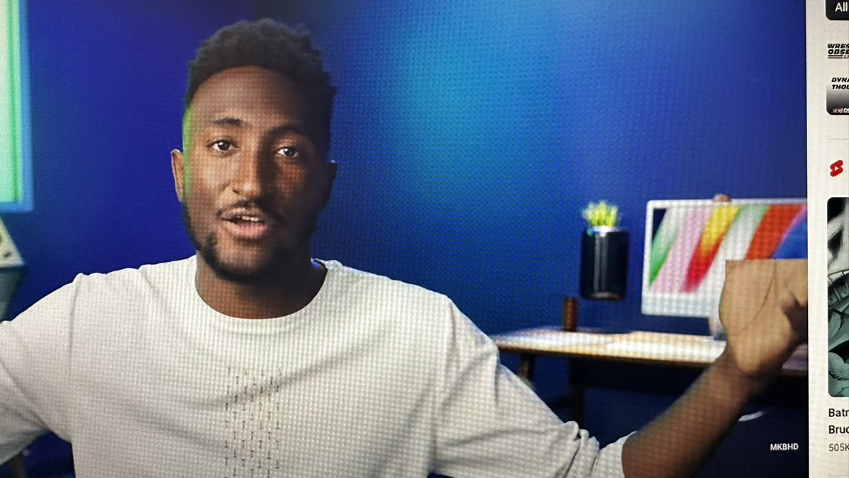MarioRamirez's tweet photo. @MKBHD caught you slipping 😂😂😂😂 not a big deal 😂😂😂 https://t.co/lOkdzjXAdH