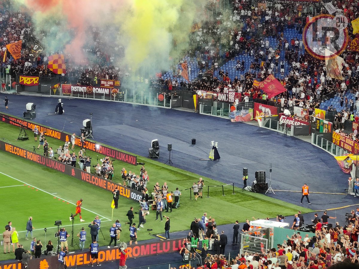 LAROMA24's tweet photo. 🚨🐺📸 La presentazione di Romelu #Lukaku
#RomaMilan #asroma 🟡🟠🔴 https://t.co/LClbaTaMqA