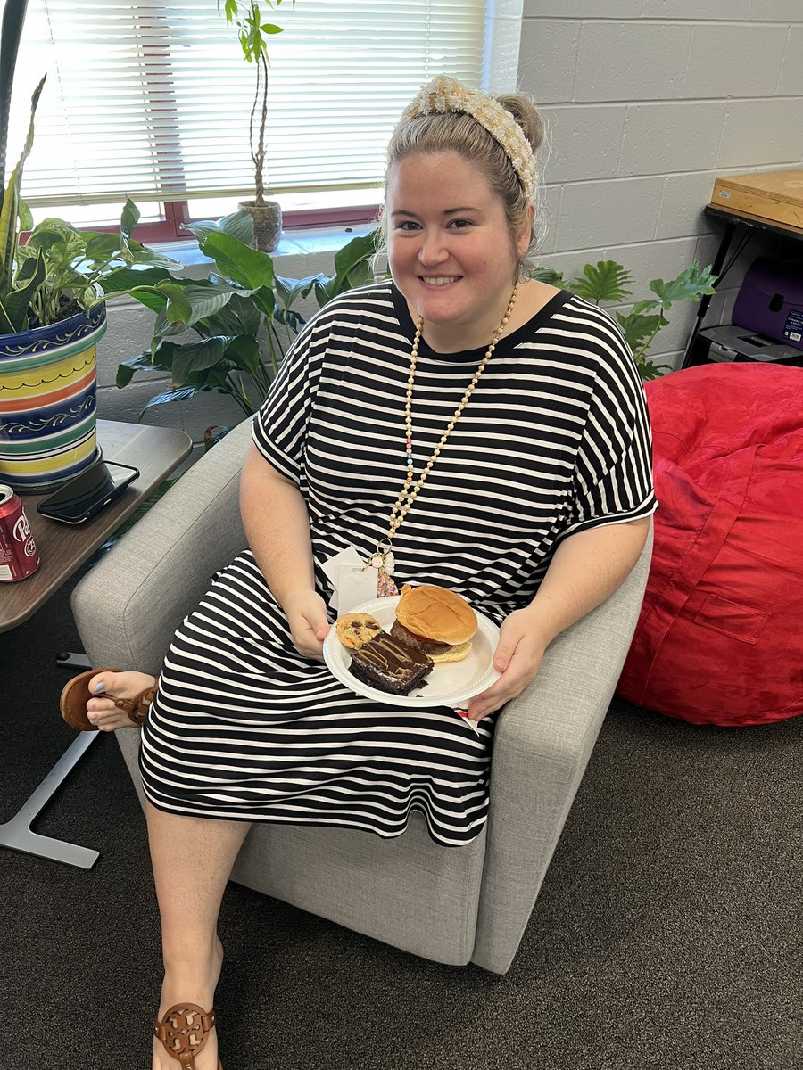 What better way to celebrate National College Colors Day than with a cookout?! 🌭 🍔 A huge shout out to Mr. Peralta and Mr. Jones for cooking for our faculty and staff! 🙏🏻 <a href="/DrPeralta22/">Andrea Peralta</a> <a href="/InspireReaders/">Jessica Jones</a>