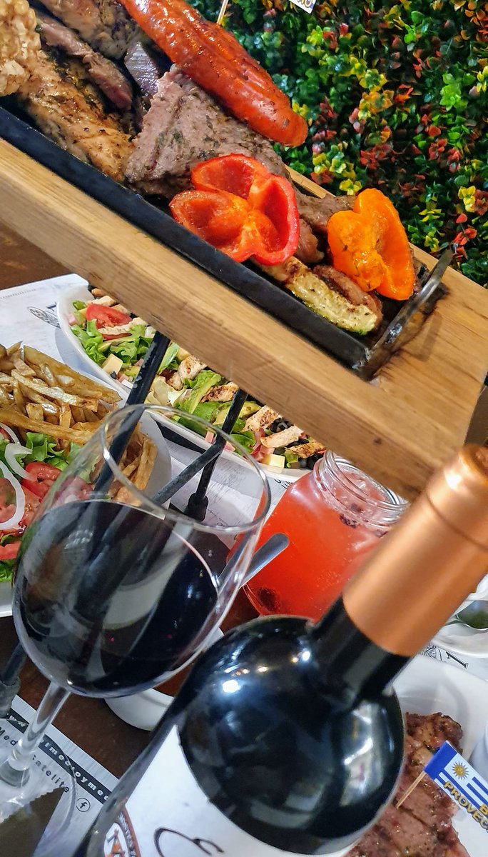 ElMedioyMedio's tweet photo. ¡¡Nada más de verlo se antoja!! #DeAmigosParaAmigos 🇺🇾😍🇺🇾🍻 #DeliciasUruguayas #ElMedioyMedio #Parrillada @CdSatelite 

☎️ Reserva al 55 9298 6631

📌 Pasaje La Florida, Naucalpan
https://t.co/UKxrF6lUsU

https://t.co/y7USmRiAcy https://t.co/u5upen0XgC