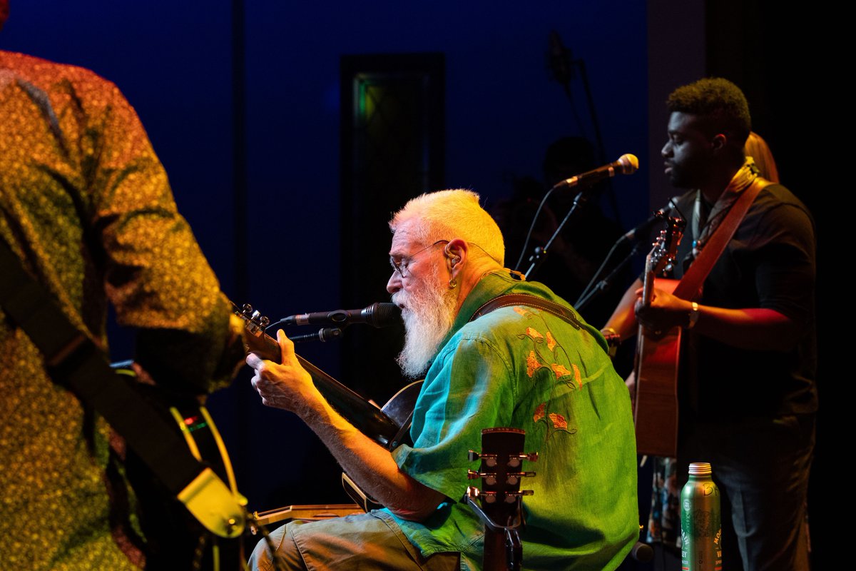 Wednesday night, with Bruce Cockburn ❤️

📸 <a href="/LaurenHartPhoto/">Lauren Hartmann</a>