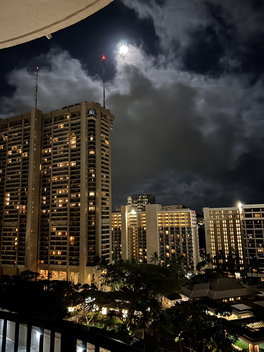 junkocheng's tweet photo. Blue moon in Waikiki #bluemoom #waikiki #nofilter #NoAI https://t.co/9EssWPF8tb
