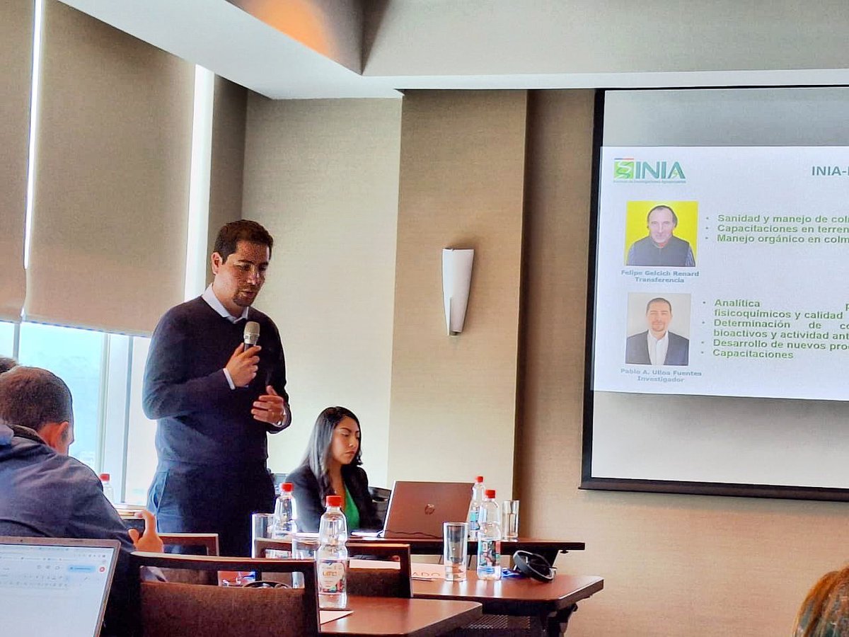 En el marco de @apimondia_chile_2023 encargada de cooperación internacional de @INIAChile, María Teresa Pino, gestionó reuniones de negocios con asistentes a este evento 🇧🇷🇨🇱

Por eso, Pablo Ulloa de #INIALaPlatina dictó charla sobre apicultura y capacidades técnicas de INIA