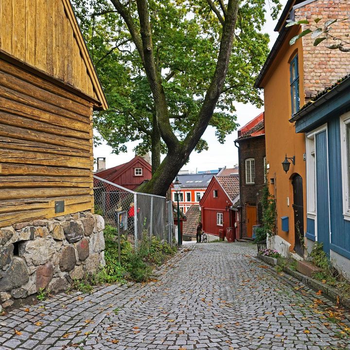 Anyone else in love with Oslo’s colourful neighbourhoods? Drop us a ❤️ below if yes! 👉 visitnorway.net/OSLO 📷 Visit Oslo #visitoslo #norway #visitnorway