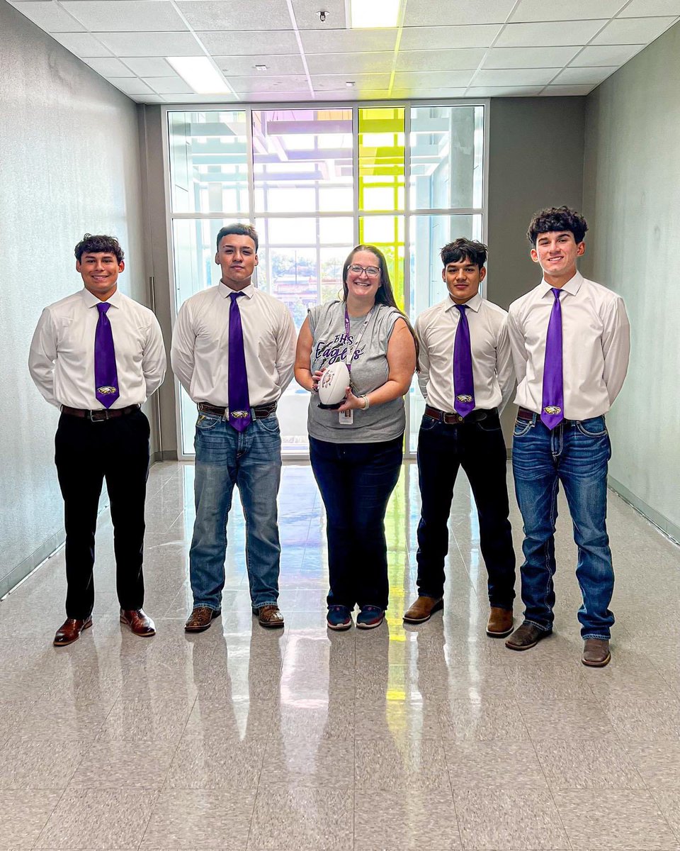 Teacher of the Week Spotlight: Ms. Smith! 🏆

Let's give a thunderous round of applause for our <a href="/SAISDBrackHS/">Brackenridge HS, SAISD</a> Teacher of the Week, Ms. Smith!  Thank you for all you do! 🌟💖 #TeacherOfTheWeek #brackfamilia