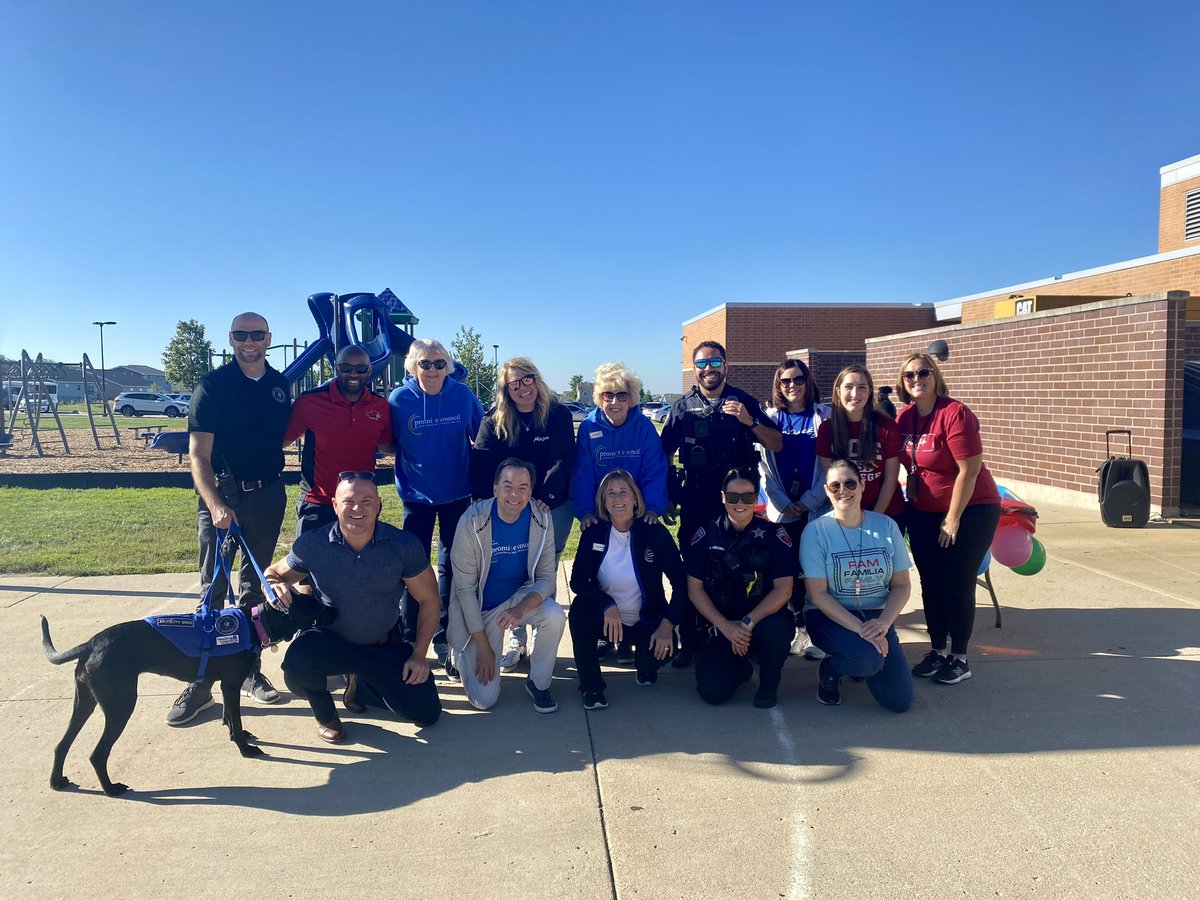 Had an awesome morning with Promise Council, parents and first responders welcoming students at Cedar Ridge Elementary back to school! 🎉👏🏽📚✏️ 

#100caringadults