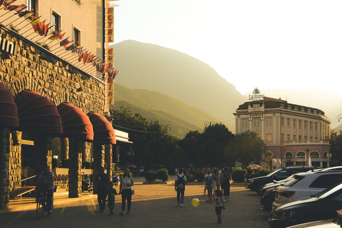 Birkaç zaman evvel Kosova'ya gitmek; Prizren, Yakova, Deçan, İpek, Prekaz ve Priştine'ye yol düşürmek kısmet olmuştu.

Fikrimin yettiği, elimin gittiği kadarıyla sizleri de bu seyâhate şahit tutmak isterim.

'Bir zamanlar Kosova'da'

gzt.com/mecra/bir-zama…