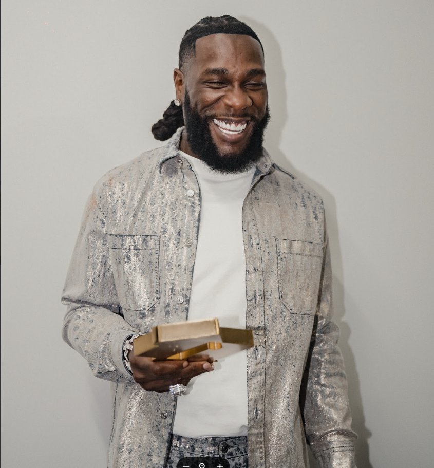 officialcharts's tweet photo. Burna Boy is sittin' on top of the world right now - literally 🌍 @burnaboy https://t.co/fFwfGxKCnb https://t.co/pJlJK9yoE6