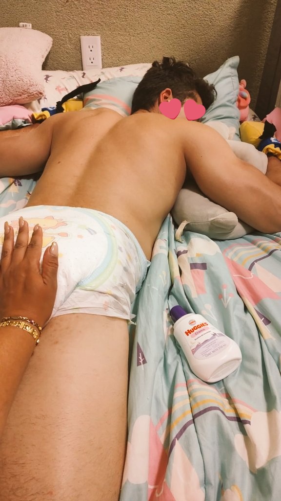Mami está lista para para cuidarte y apapacharte si te portas bien, porque si te portas mal ✋🖐️..
.
.<a href="/sweetmommy_mx/">Sweet Mommy MX</a>
#guarderiabdlencdmx #laguardeencdmx #servicioguarderia #bebeadulto #amantedelpañal #comunidadabdl #abdlmexico #diapermexico #takecare #diaperlover #adultbaby