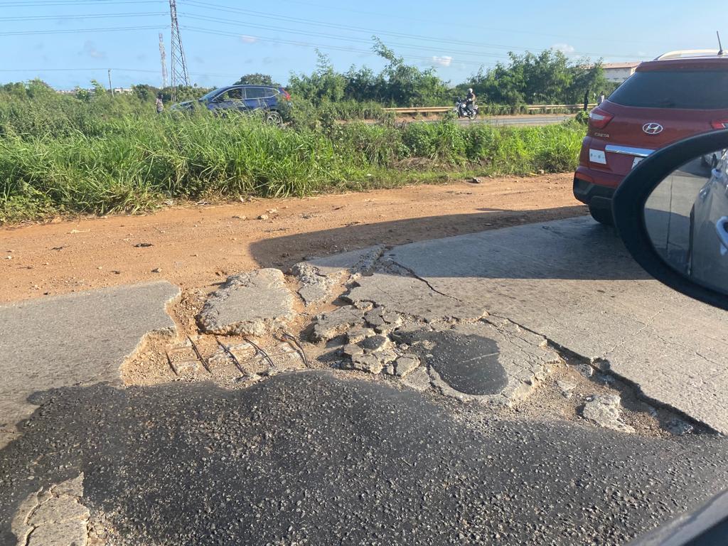 eyasante's tweet photo. And the traffic on the motorway is back, Accra bound. Hmmm, more than 30 mins on a stretch that should normally take less than 10 mins. Why? More fuel in these hard time and the cause? Potholes @mrhgovgh @urbanroadsgh @Joy997FM #solutionminded https://t.co/TVLBxzUOaj