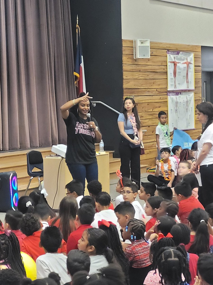 etinglesr's tweet photo. An amazing time was had this morning @MarshallES_SISD during their 2nd Annual Dream Seekers Rally. #CollegeColorsDay! Students received information on goal setting, exposure to many colleges, sororities, fraternities, and more! #SpringISDCollegeColors @SpringISD @LaQuitaCarter2 https://t.co/NE6U9aK7ZN