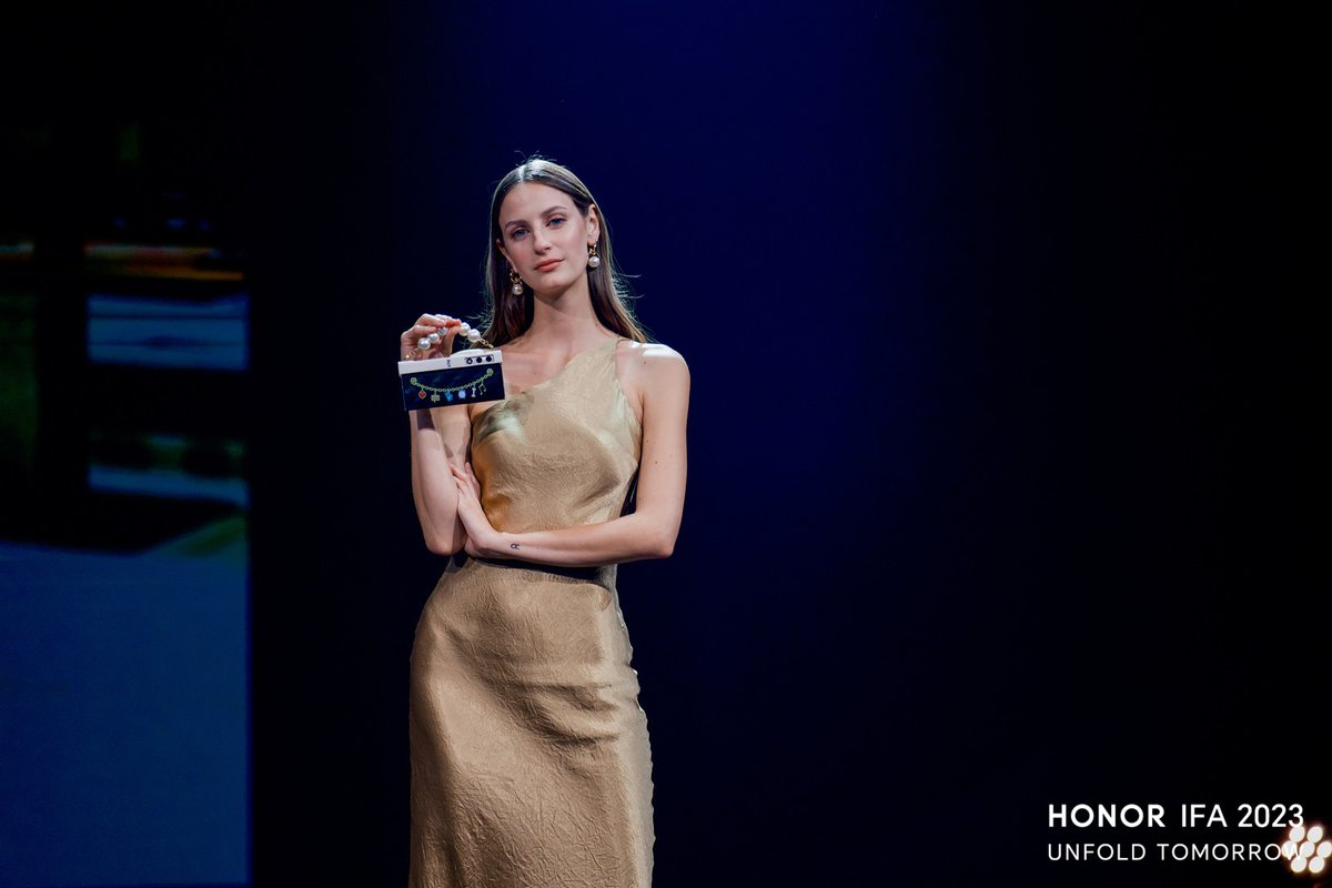 Honor_FR's tweet photo. L'innovation se déploie sur le podium de l'#IFA23 alors que le #HONORVPurse entre en scène pour la première fois. Retour en images #HONORIFA2023 🔥#UnfoldTomorrow #UnfoldTomorrowsLifestyle https://t.co/EVDDlzX6Jx