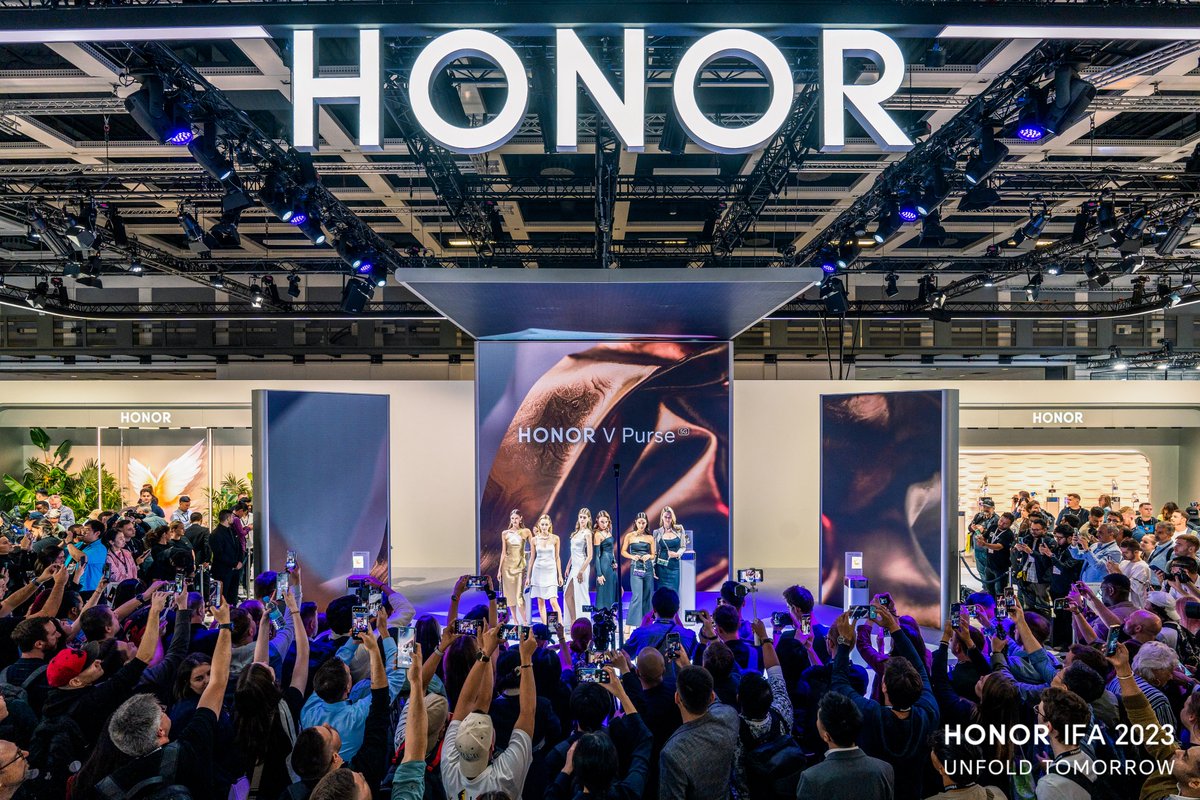 Honor_FR's tweet photo. L'innovation se déploie sur le podium de l'#IFA23 alors que le #HONORVPurse entre en scène pour la première fois. Retour en images #HONORIFA2023 🔥#UnfoldTomorrow #UnfoldTomorrowsLifestyle https://t.co/EVDDlzX6Jx
