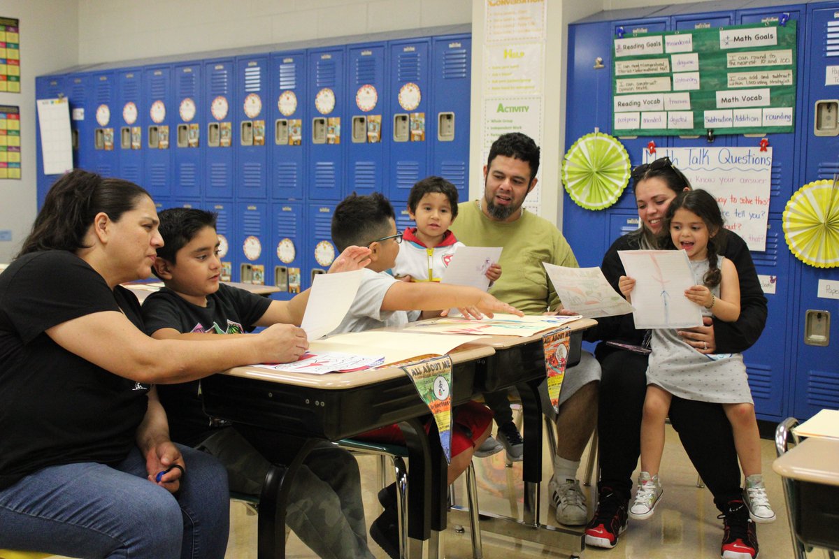 🐲Families from Wilson Elementary also packed their #OpenHouse this week!

Hundreds of people toured the beautiful school, got a chance to meet all of the staff, and participated in lots of fun activities!

What a turnout! Such a good time! #WeMoveForwardTogether
#AvanzamosJuntos