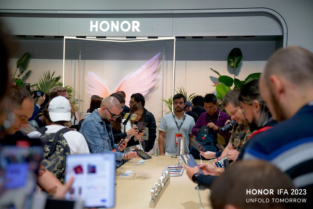 Honor_FR's tweet photo. L'innovation se déploie sur le podium de l'#IFA23 alors que le #HONORVPurse entre en scène pour la première fois. Retour en images #HONORIFA2023 🔥#UnfoldTomorrow #UnfoldTomorrowsLifestyle https://t.co/EVDDlzX6Jx