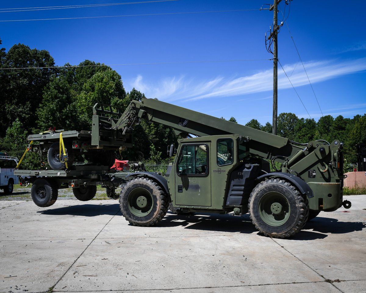 It may be Friday heading into a long holiday weekend, but the Pierson Wireless team always pushes for one more rep on a heavy lift day.

#employees #team #hardwork #heavymachine #telecommunications