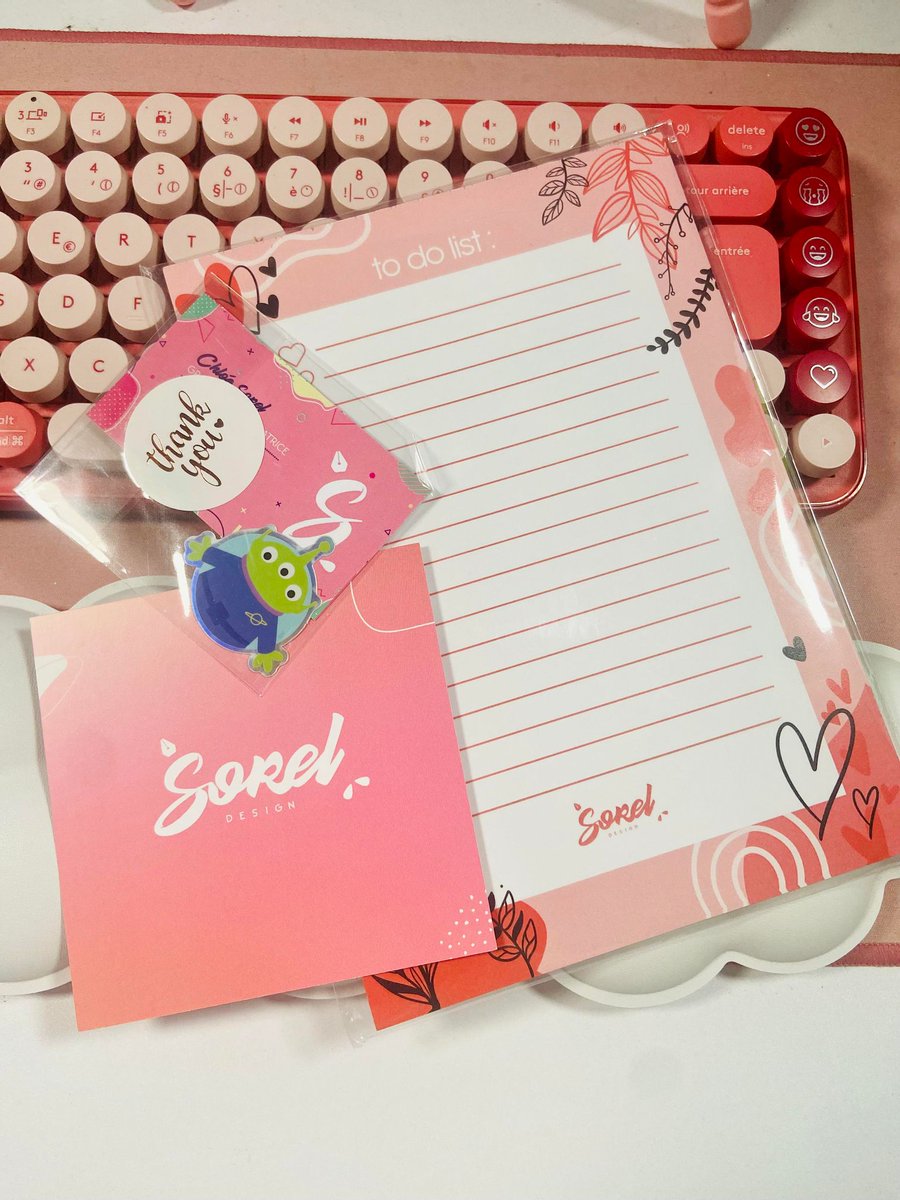 mrguguss's tweet photo. J’ai reçu mon petit bloc "To do list" une vrai petite pépite ! Il est tellement cute. Merci beaucoup @soreldesign ! Super artiste je vous la recommande foncer voir sa boutique.
#todolist #pink #gaming #logitech #logitechaurora #gamer #aurora #logipop #twitchaffiliate #streamer https://t.co/YI5mgrxSz6