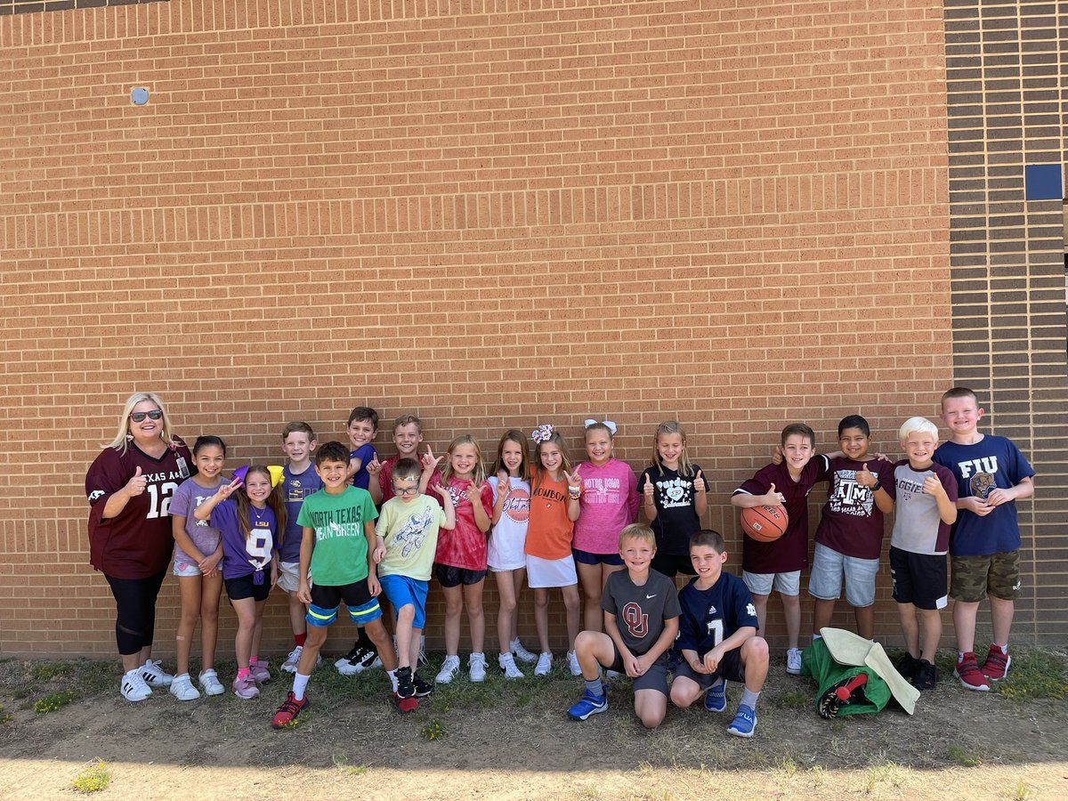 MrsFry4's tweet photo. Third grade is representing our college colors today!  #KISDcollegecolors @WillisLaneES @willis3rdgrade @KellerISD https://t.co/mCHMuuVlff