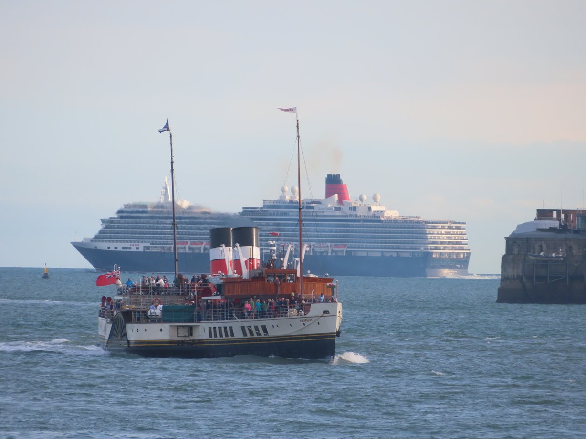 @PS_Waverley with @cunardline Queen Victoria in the Solent on the 1/9/2023.