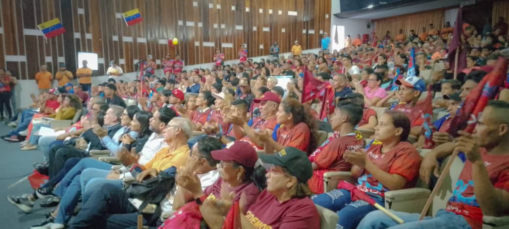 venanalysis's tweet photo. Hundreds joined @longarobert_23 of El Panal Commune and the Chavista Podemos party to talk about a political program that has the commune at its center. https://t.co/aVFXXYcYVx