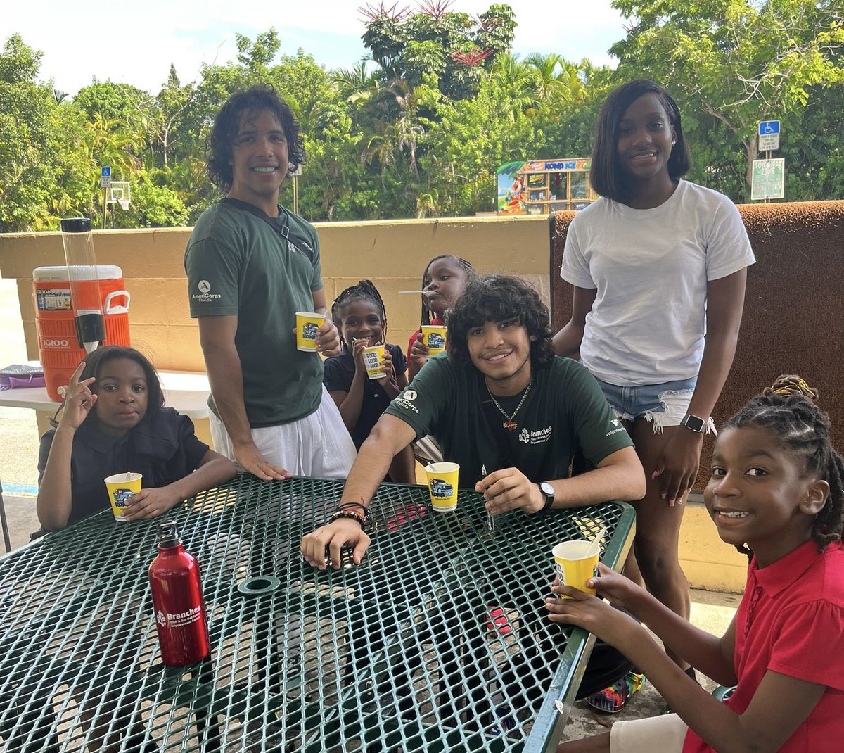 BranchesFL's tweet image. We are so grateful to @baptisthealthsf South Miami Hospital for providing monthly #dinners for our Branches South Miami students! They made this week’s meal extra special by bringing out Kona Ice! So #cool 😊 Happy Friday everyone!
#branchesfl #miami #students #nonprofits
