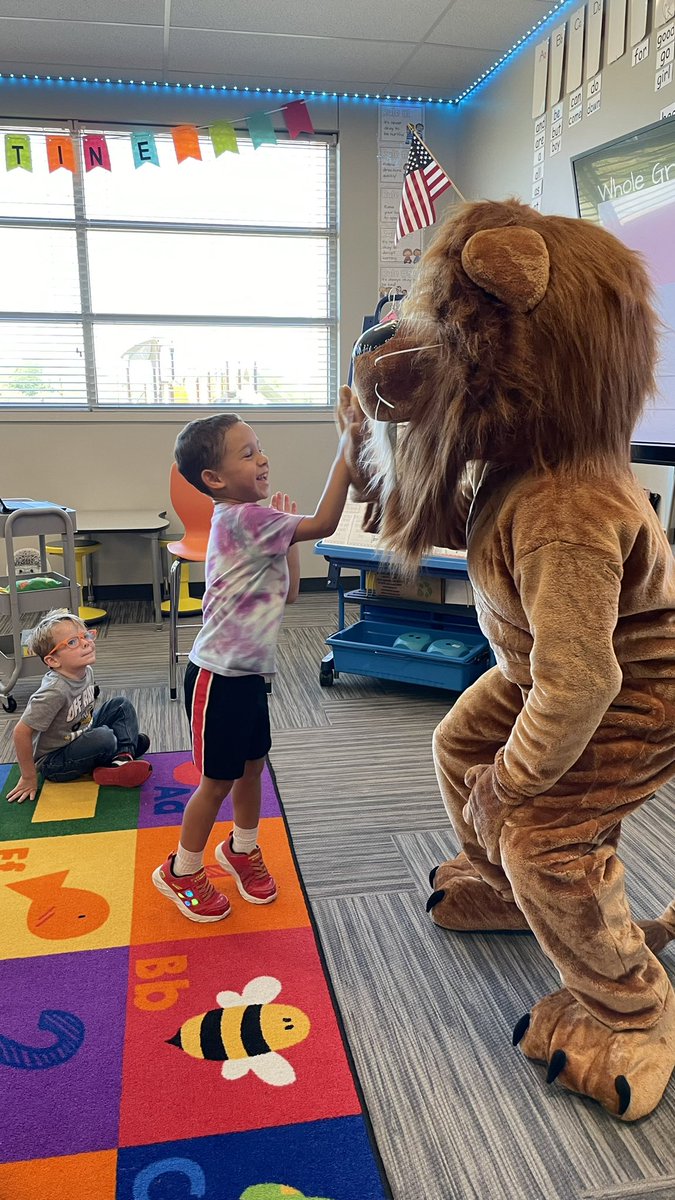 Helpingstine512's tweet photo. We filled up our “Warm and Fuzzy Jar” for good behavior! 🎉 Reward = Meeting ROARY the Lenexa Hills Lion! 🦁 @LHLionsSMSD https://t.co/DKBvl3iKY9