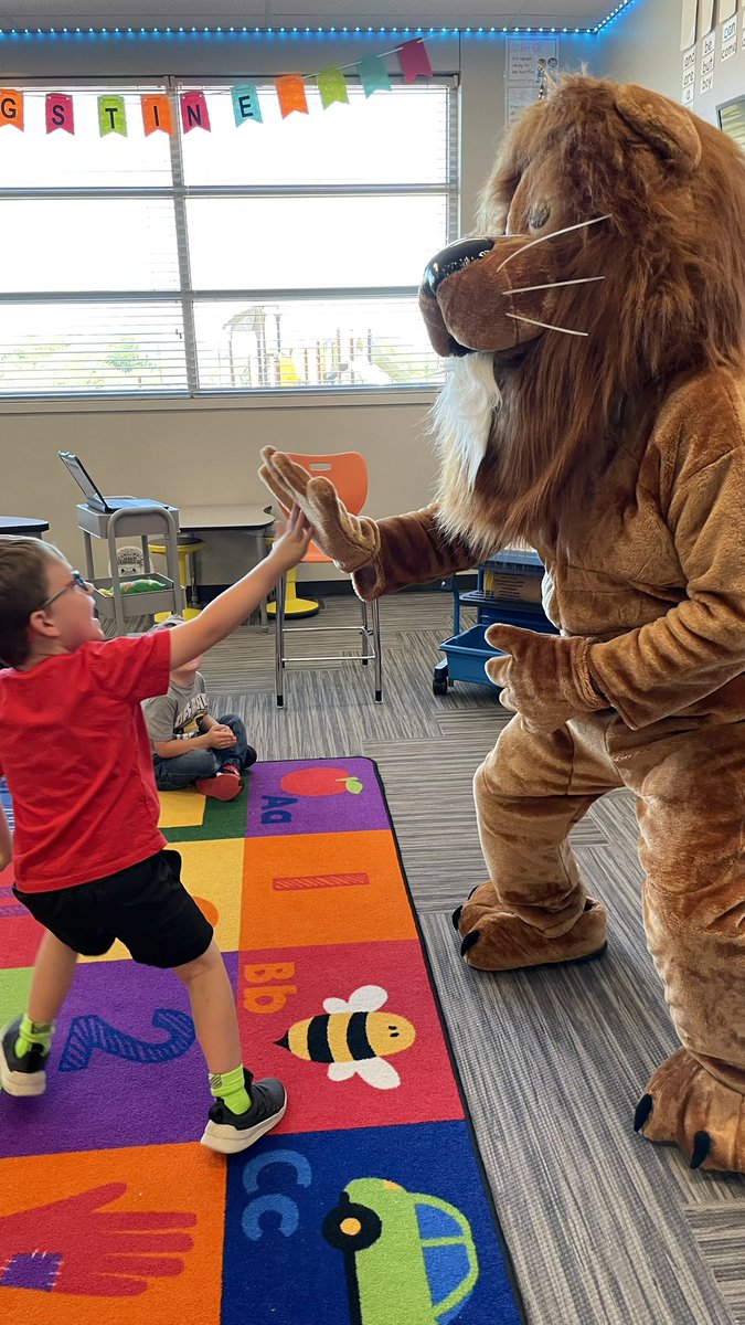 Helpingstine512's tweet photo. We filled up our “Warm and Fuzzy Jar” for good behavior! 🎉 Reward = Meeting ROARY the Lenexa Hills Lion! 🦁 @LHLionsSMSD https://t.co/DKBvl3iKY9