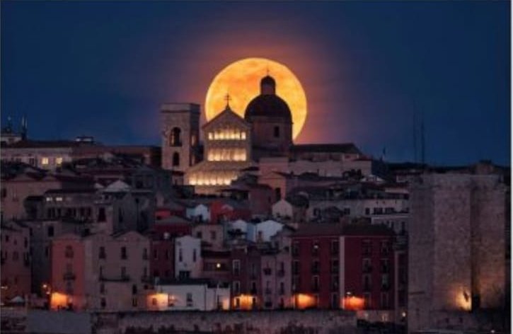 #NotturniDiCittà 
Luna piena su Cagliari 

#VentagliDiParole