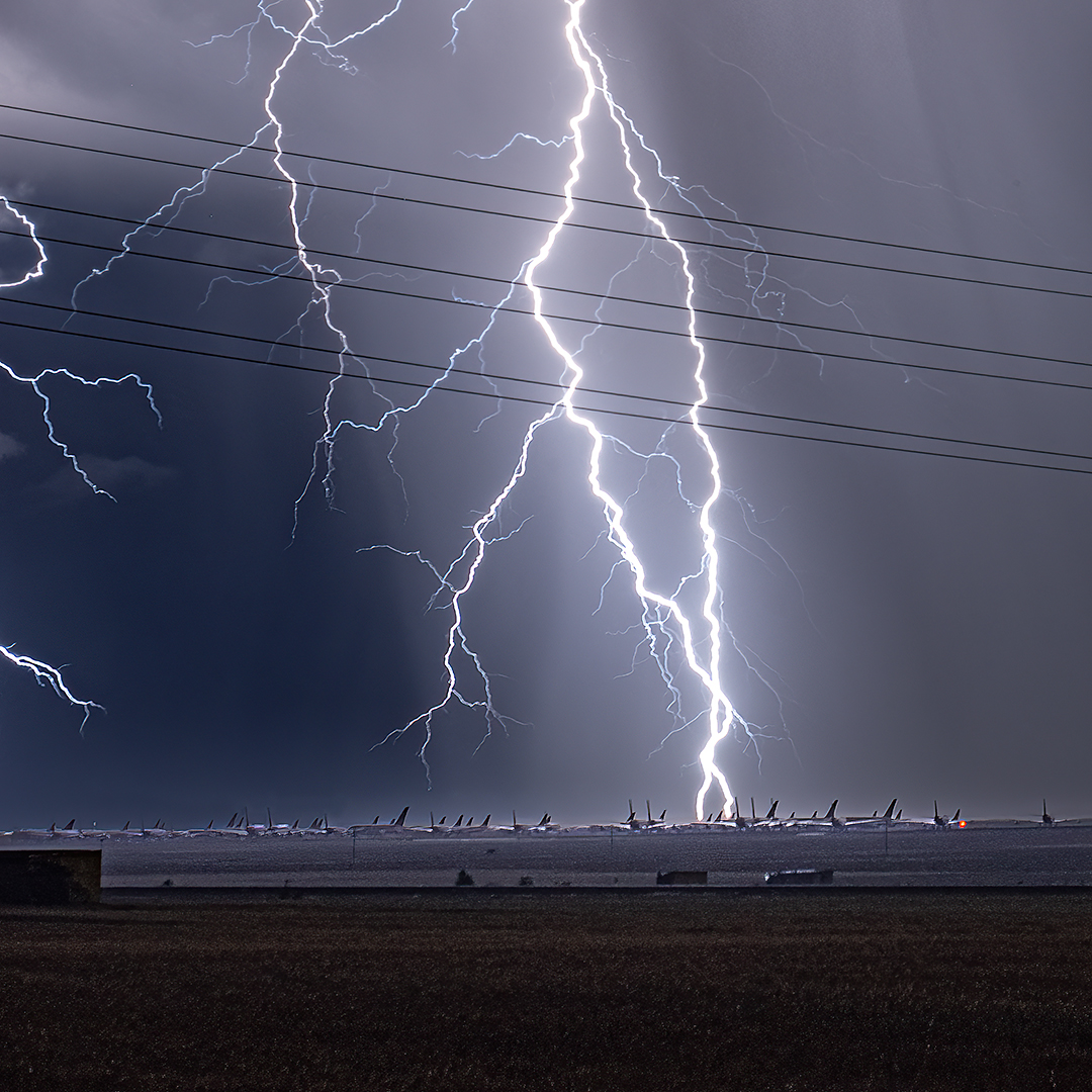 13 de junio de 2023. En el mal llamado aeropuerto de Teruel (en realidad un hub y un parking de aviones que se llenó durante la pandemia y que todavía conserva aviones parados)
Lugar increíble que esa noche se vio golpeado por el rayo. Los aviones brillan en mitad de la madrugada