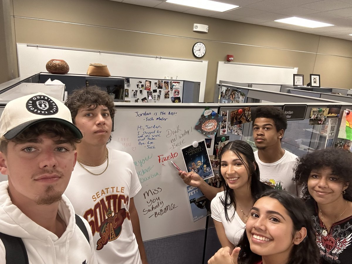 maritzapulgari5's tweet photo. #WU101H23 at Jordan’s office 4 fun🤩 she should clean her desk tho… https://t.co/8zZxqTA2vk