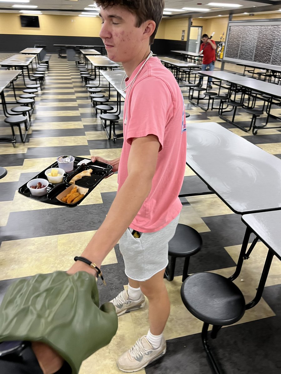 TonyJarvis_MHS's tweet photo. Itβs Fist Bump Friday at Murray High! ππ» to all Tigers. Another great day! #MHS_WeGetTo #MurraySchools https://t.co/5vOfJ9fEM9