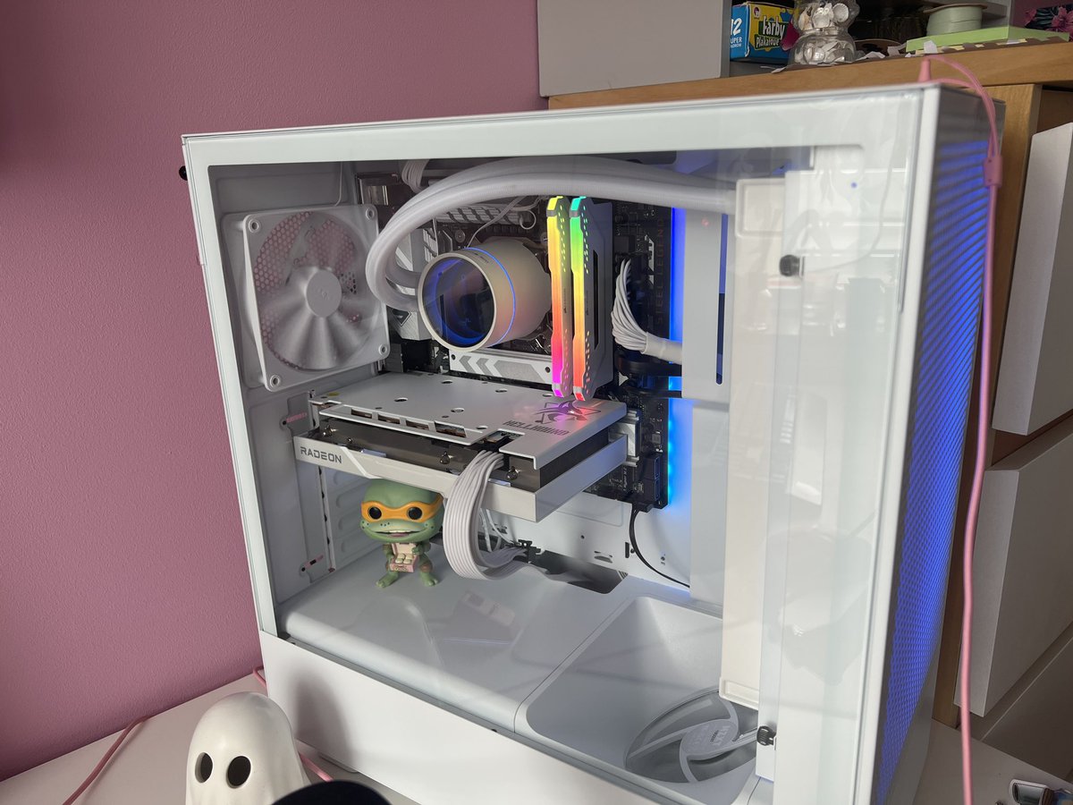 dvndelionLive's tweet photo. (Bad pic) but oh god she is beautiful 
I was so scared i did something wrong and she wouldn’t turn on but it works 😭
Real gaming stuff about to happen https://t.co/m2uGh1xGZA