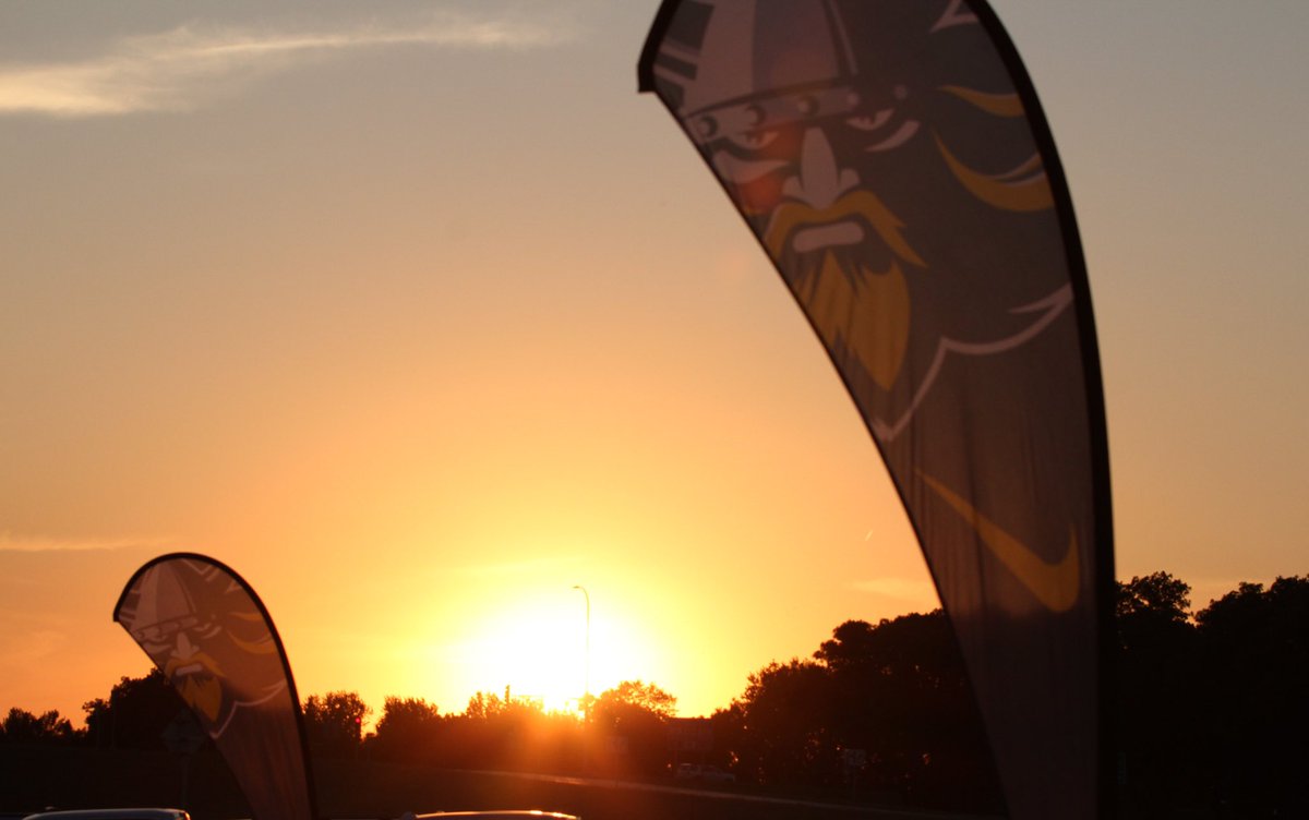 Laura57103's tweet photo. Augie Twilight meet is tonight, starting with HS JV at 6:40pm, Yankton Trails park! Great meet, I highly recommend!! #WarriorXC 🧡🖤 #SFWashington_XC https://t.co/zGpAvFFbdk