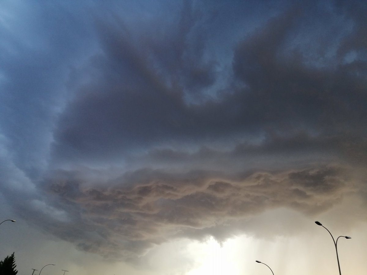 jorgecarrera_es's tweet photo. Espectacular el cielo en #Logroño con la llegada de las tormentas ⛈️ https://t.co/YoOGgqcHF4