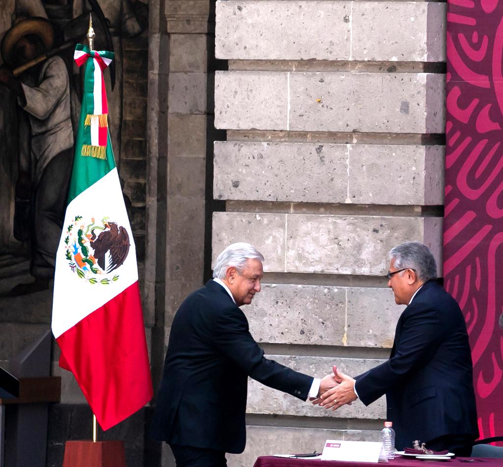 El Srio. Gral. del #SNTE Mtro. Alfonso Cepeda Salas reconoce al Presidente <a href="/lopezobrador_/">Andrés Manuel</a> por el #QuintoInforme de su Gobierno Democrático y Humanista. Cuenta con el SNTE en la construcción de los sólidos cimientos de la #NuevaEscuelaMexicana
#SNTEconAMLO

snte.org.mx/blog/pronuncia…