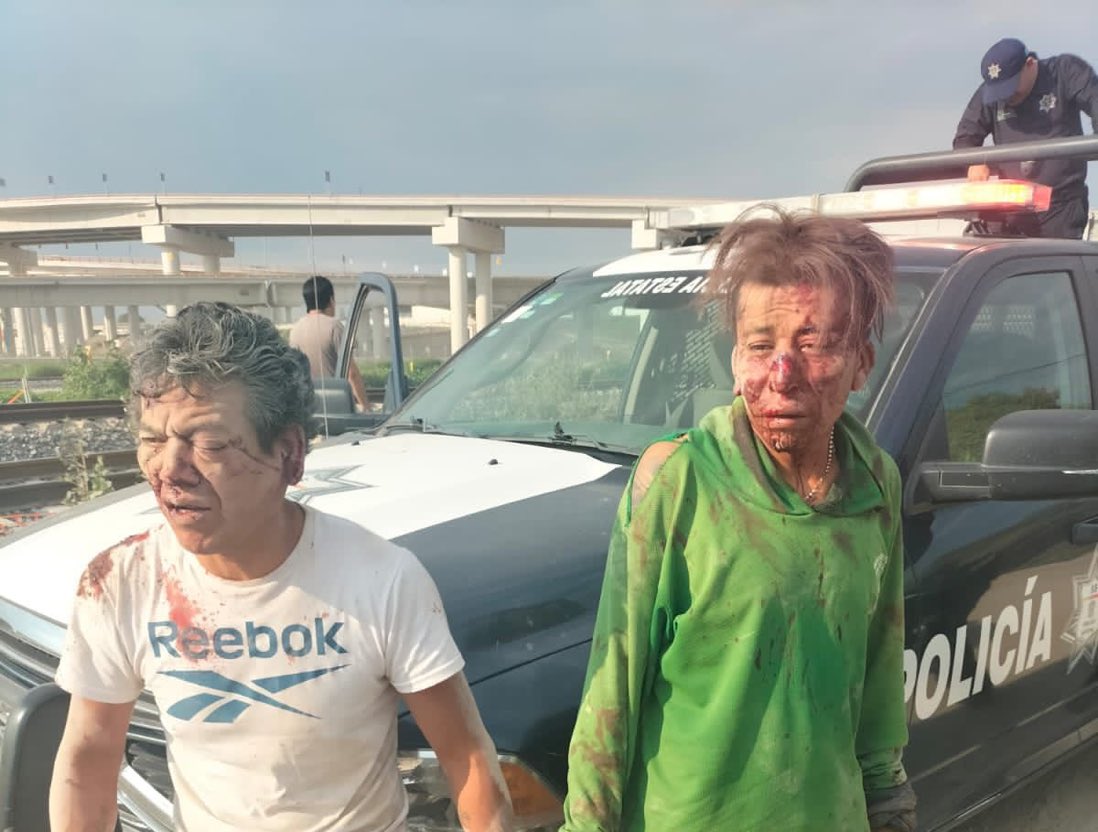GlodeJo07's tweet photo. En Cuautitlán, Izcalli, las autodefensas les dieron sus buenos abrazos a estos dos asaltantes de combis de pasajeros.

JAJAJAJAJAJAJA 
JAJAJAJAJAJAJA 
JAJAJAJAJAJAJA https://t.co/Ii3n0ihlPI