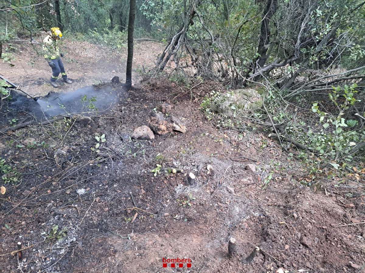 bomberscat's tweet photo. EXTINGIT un incendi de vegetació forestal al Niu de l'Àliga a Mont-ral (avís 17.15 h). Hem fet descàrregues amb l'helicòpter bombarder i hem treballat amb eines manuals. 

🚁 2 dotacions
🚒 4 dotacions

#bomberscat https://t.co/EfrIwSYaGd