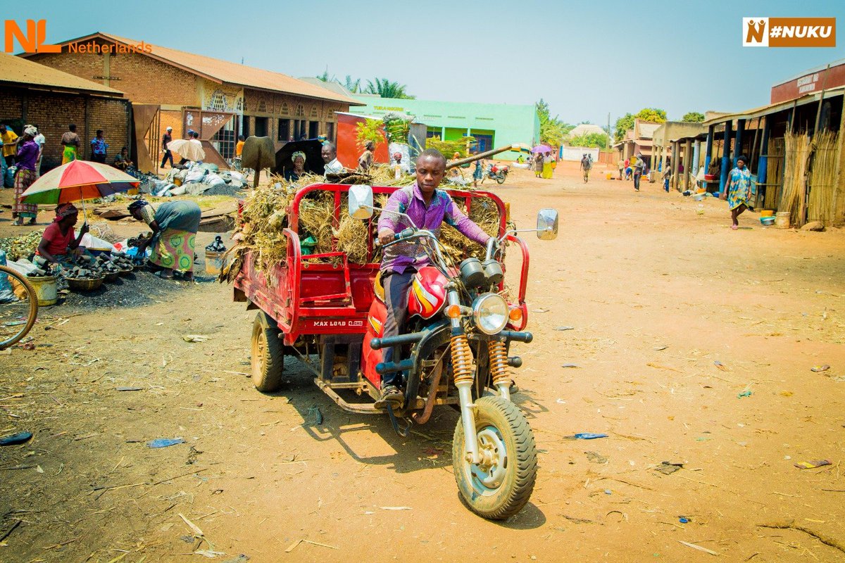 Nuku_Burundi's tweet photo. 🚮 Pierre Itangishaka et d'autres #jeunes de @CibitokeProv réunis dans la #CJPM (Coopérative des #jeunes pour la propreté des marchés) s'occupent de la collecte des immondices des ménages depuis 2019 et l'administration communale leur a confié l'assainissement du marché
#Burundi https://t.co/kcJ8jTJgRq
