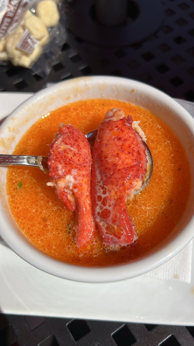 lehman218's tweet photo. Itโs as good as it looks ๐ฆ๐ฆ๐ฆ #3Claws #LobsterStew #Maine https://t.co/8OOxAJrGsc