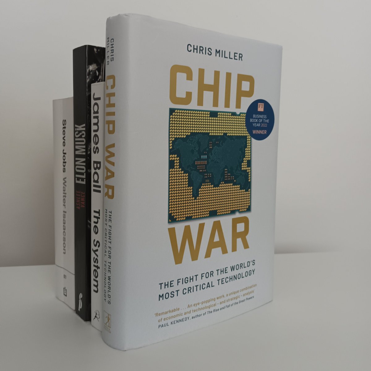 VazquezBooks's tweet photo. Chip War, by @crmiller1 A very interesting book that covers in detail the history of microchips, from their beginnings to the current situation. https://t.co/NOZbdd1zQo