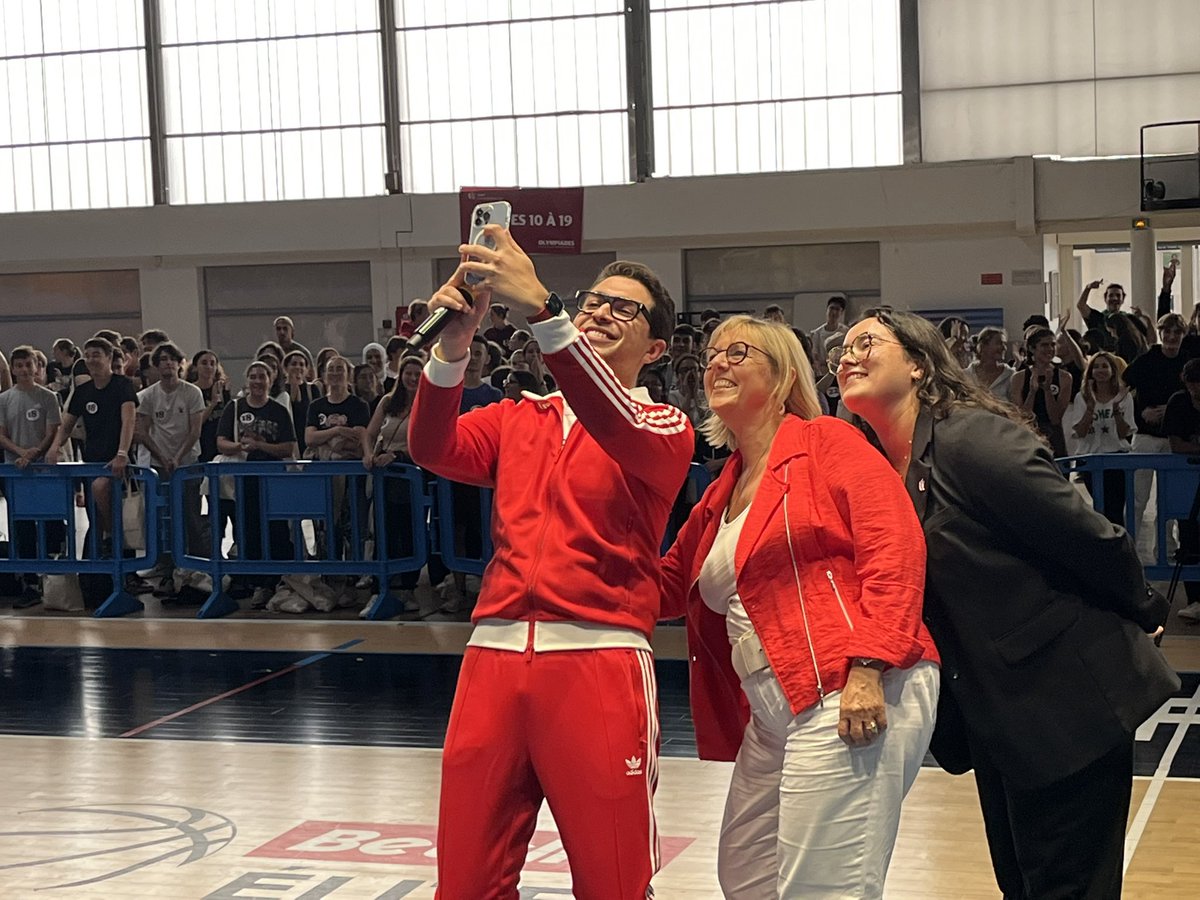sretailleau's tweet photo. J'ai rencontré les étudiants de la faculté de santé de l'@univ_paris_cite à l'occasion de leur rentrée.

En réformant les Services de santé étudiante, ou en renforçant avec @AOC1978 la pratique sportive, nous faisons de la santé physique et morale une priorité de chaque campus. https://t.co/baDwAm9kxh