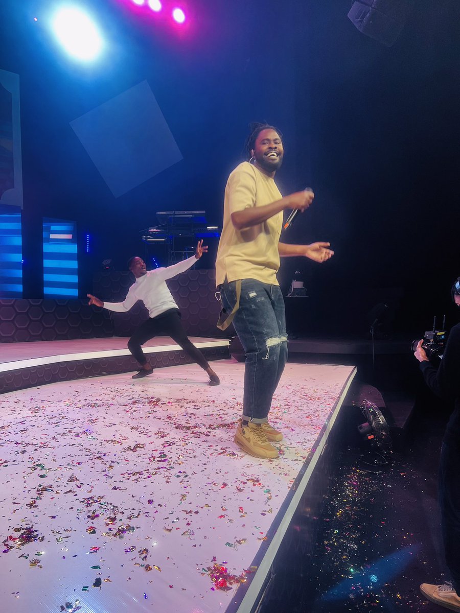 powerfmuganda's tweet photo. 📞 Hallo.. ebintu byatuuse 🎊🕺🏾

#PFMPresents alumni from the class of 2012 crowns the evening with his latest hit Byatuuse. 

Thank you #LoveFamily for loving us and for joining us to celebrate #PFMat25 https://t.co/3ma30rGytt