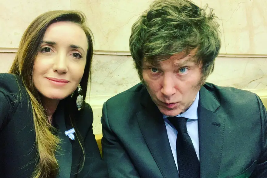 HumbertoTumini's tweet photo. Milei asesoraba al sanguinario General Bussi. Su vice, Victoria Villarruel, colaboraba en el juicio con el comisario Etchecolatz, uno de los peores criminales de la Dictadura. Los que hablan de “libertad” son amigos de los que torturaban y hacían desaparecer a sus compatriotas. https://t.co/o7p96fiw97