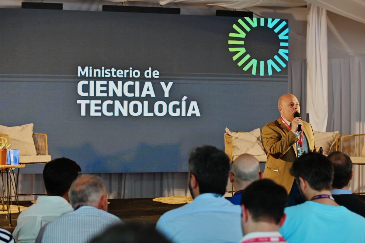 poldc's tweet photo. #Ahora desde el @mincytcordoba participamos de la Jornada #AgTech360 en la Sociedad Rural de #RíoCuarto. Creemos que es importante incorporar nuevas tecnologías y fomentar la capacitación de nuevos talentos https://t.co/nxbpbpNYDl