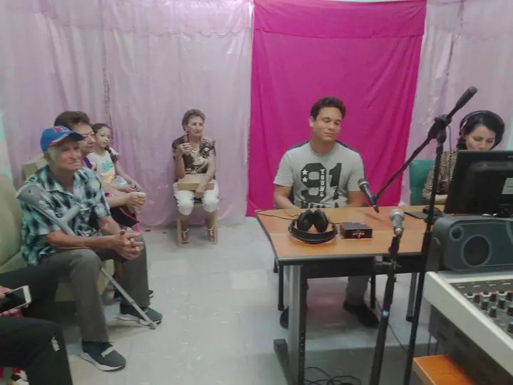 YuliaMarquezP's tweet photo. Así son los radialistas de #RadioLibertad en #PuertoPadre #LasTunas #Cuba, apegados a sus verdaderos protagonistas, la audiencia. Felicidades en este cierre del #VeranoConAmor https://t.co/SvNN0Y3F5z