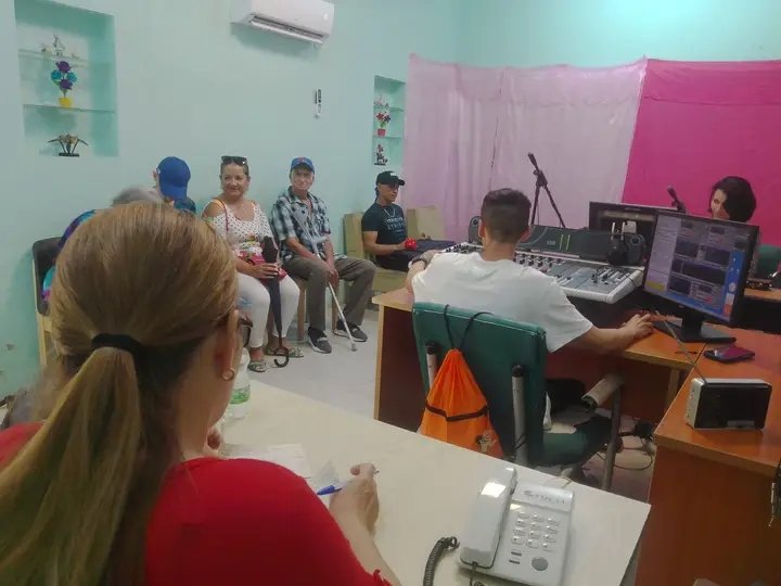 YuliaMarquezP's tweet photo. Así son los radialistas de #RadioLibertad en #PuertoPadre #LasTunas #Cuba, apegados a sus verdaderos protagonistas, la audiencia. Felicidades en este cierre del #VeranoConAmor https://t.co/SvNN0Y3F5z