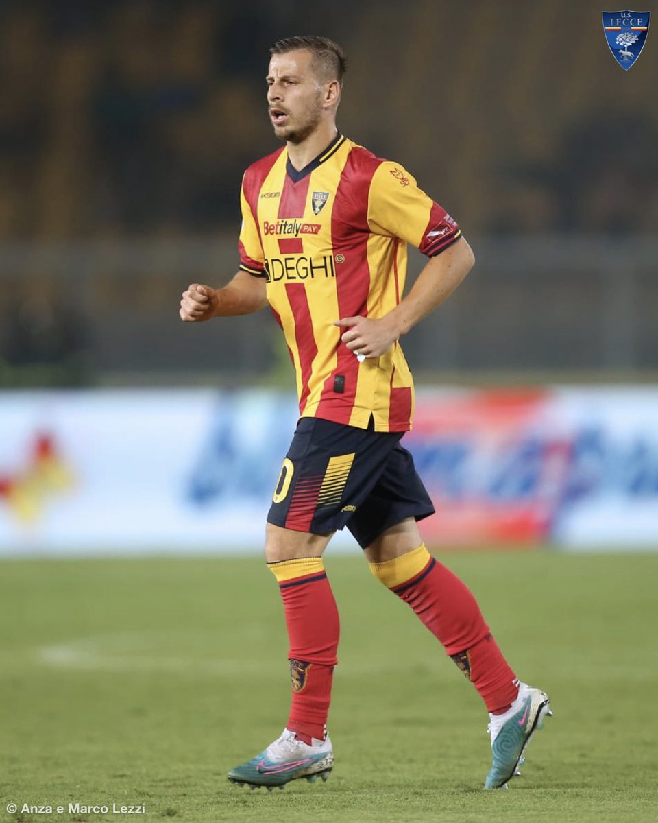 OfficialUSLecce's tweet photo. 🇦🇱 𝙔𝙡𝙗𝙚𝙧 𝙍𝙖𝙢𝙖𝙙𝙖𝙣𝙞 𝙘𝙤𝙣𝙫𝙤𝙘𝙖𝙩𝙤 𝙞𝙣 𝙉𝙖𝙯𝙞𝙤𝙣𝙖𝙡𝙚

✍️ Convocato in Nazionale in occasione delle gare Repubblica Ceca - Albania (07/09) e Albania - Polonia (10/09), valevoli per le qualificazioni ai prossimi Europei. https://t.co/guCPx6U5Sg